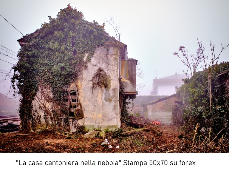 La casa cantoniera nella nebbia